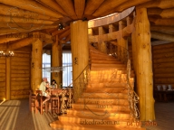 Парадная лестница из кедровых бревен d=50 см., опорная колонна 100 см.